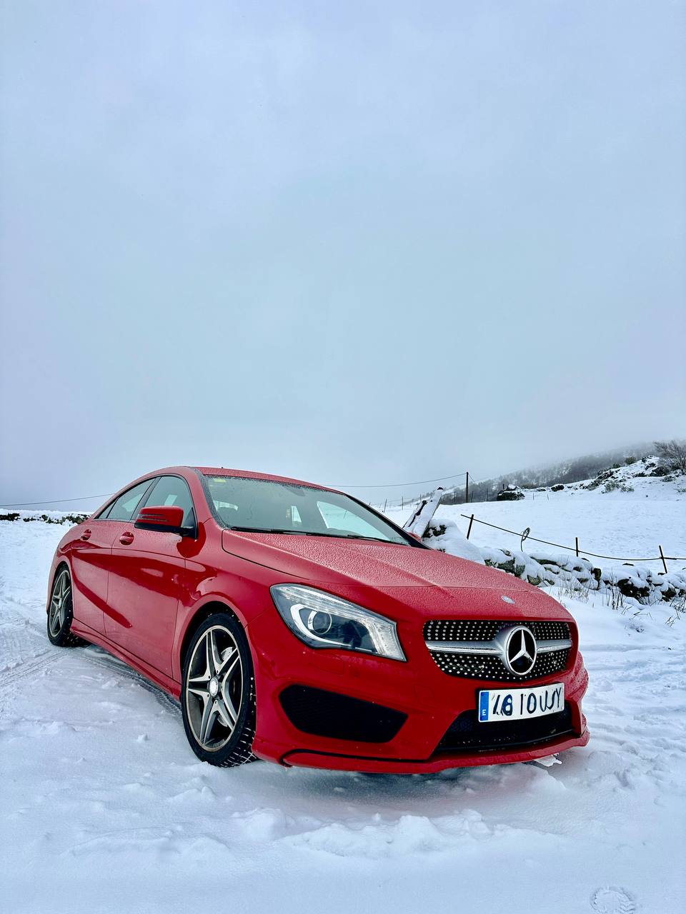 Mercedes CLA rojo en la nieve
