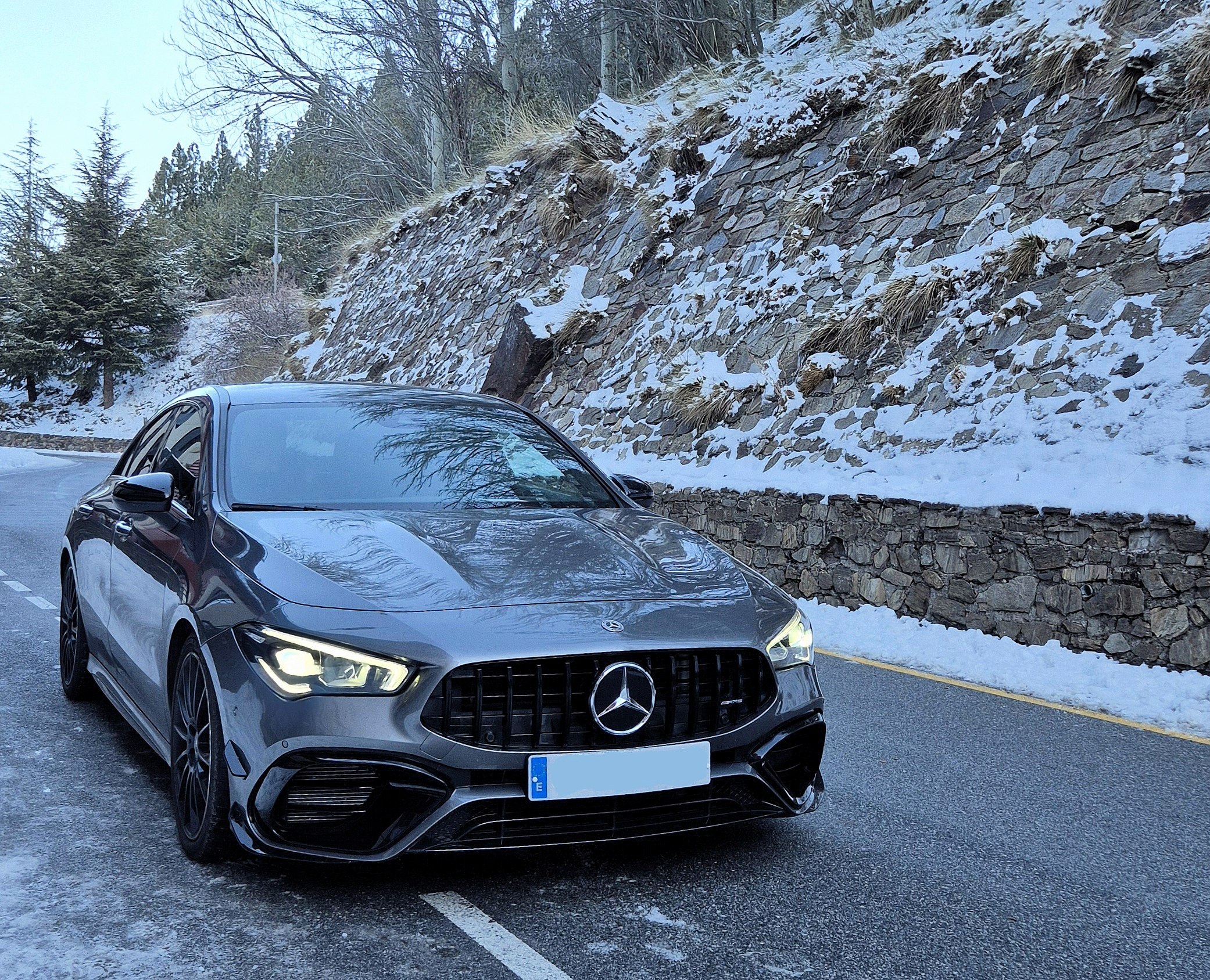 Mercedes CLA AMG gris en la nieve