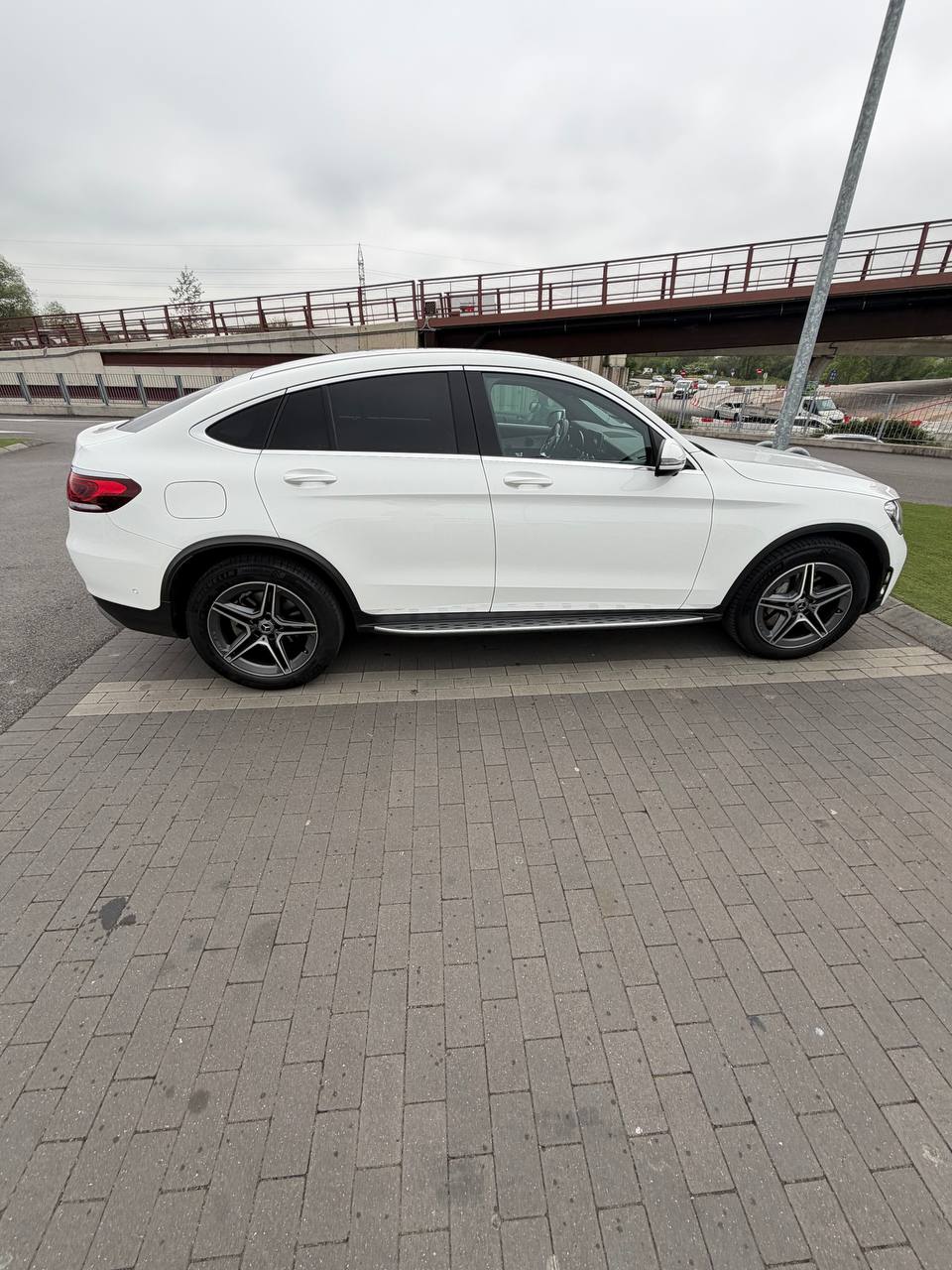 GLC Coupé blanco vista lateral
